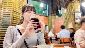 9頭身美女まゆが銀座に降臨！色白美肌が桃色に染まる