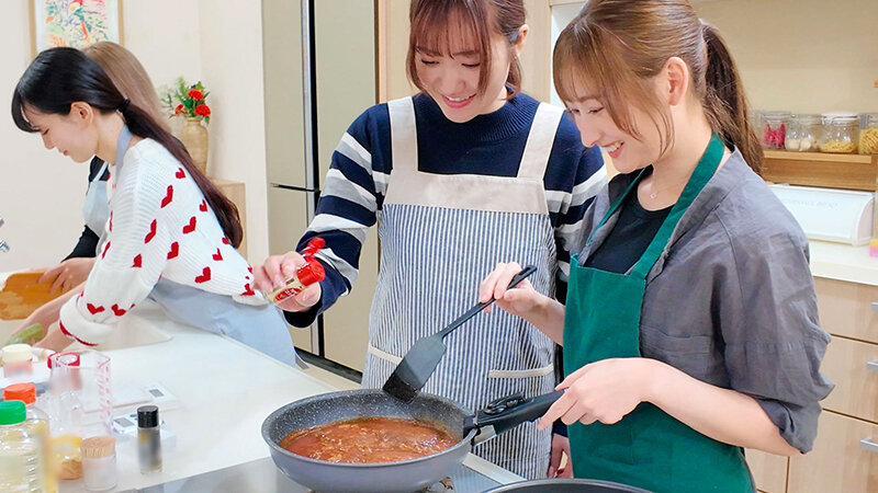 料理教室の先生に恋した私 優しい笑顔に惹かれて2人きりの時にキスしたら一気に距離が近づいて一緒にゴハン作ってお風呂に入って好きが溢れ続ける同棲レズタイム わか菜ほの 末広純のサンプル画像2