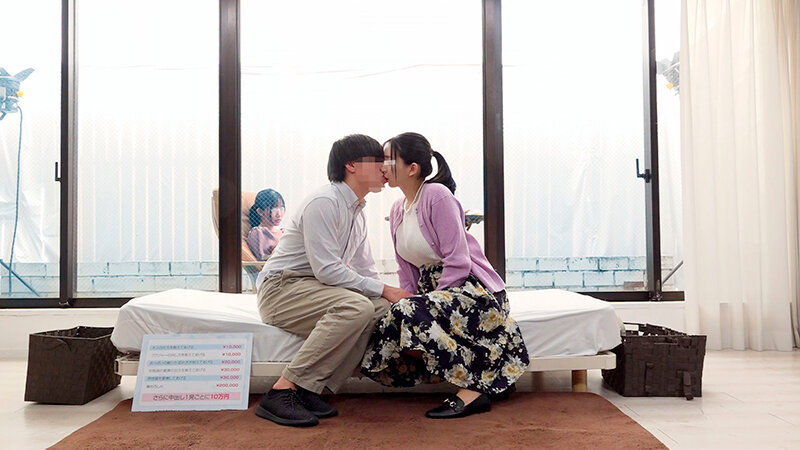 一般男女モニタリングAV マジックミラーの向こうには実の娘（=彼女）！「娘がダメなら私が…」巨乳母がデカチンすぎて童貞卒業できない娘の彼氏を優しく筆おろし！フル勃起デカチ○ポを根元まで受け挿れたご無沙汰オマ○コと性欲溢れる童貞チ○ポの中出しセックスは1発限…のサンプル画像3
