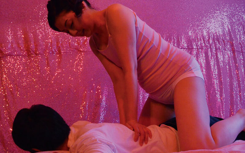 美熟女手コキ系風俗店本番交渉潜入映像流出4時間のサンプル画像2