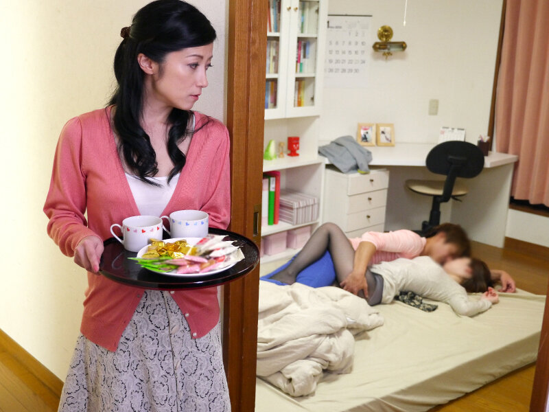 娘夫婦の営みを目撃！！お義母さんの愛液噴き出す欲情絶頂オナニー70人8時間のサンプル画像3